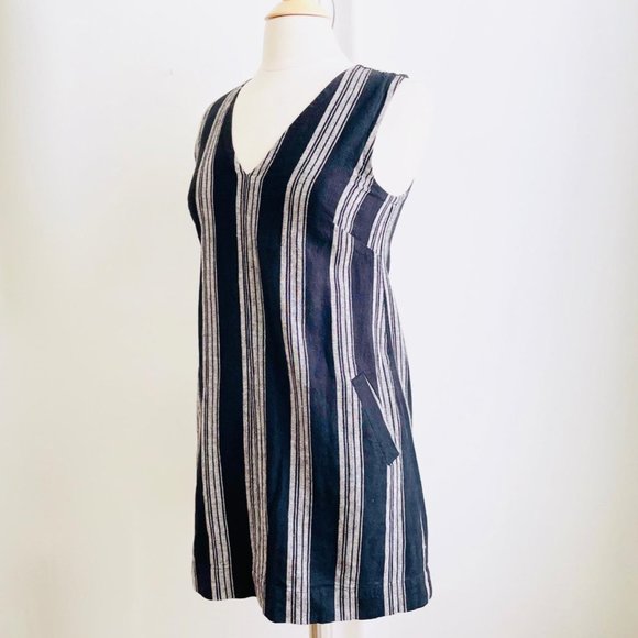 Gap Sleeveless V-Neck Stripe Shift Dress in Linen-Cotton Women - Picture 2 of 11